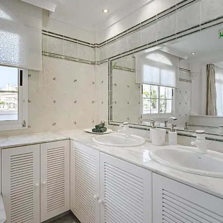 Luxury El Duque אדחה