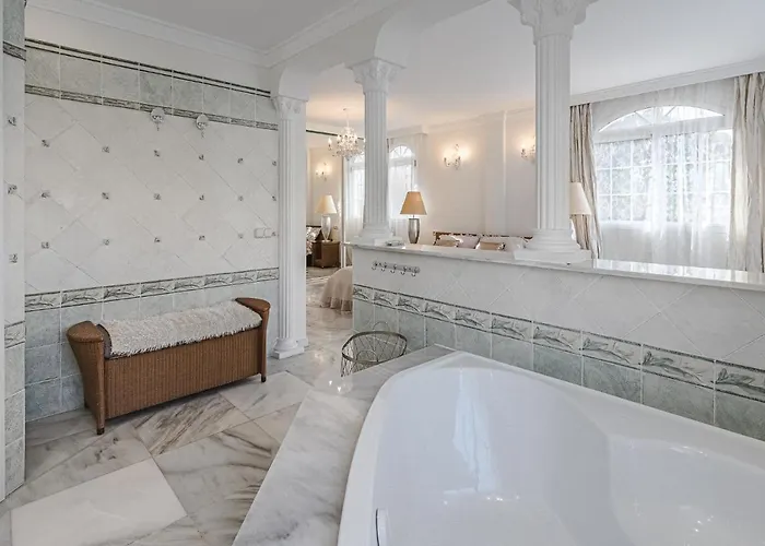 Luxury El Duque Апартаменты *