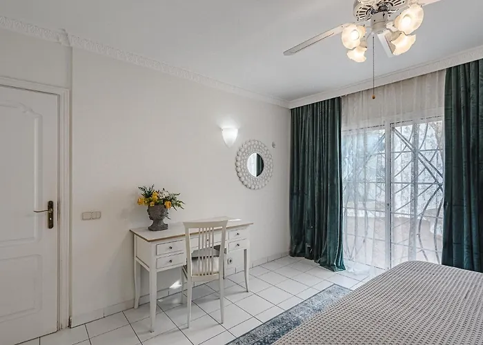 Luxury El Duque Адехе