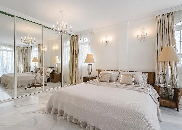 Luxury El Duque Апартаменты *