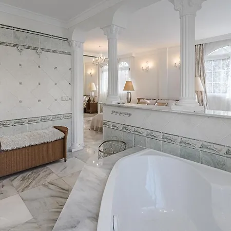 Luxury El Duque Apartment *