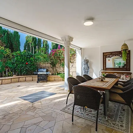 Luxury El Duque 아파트 *
