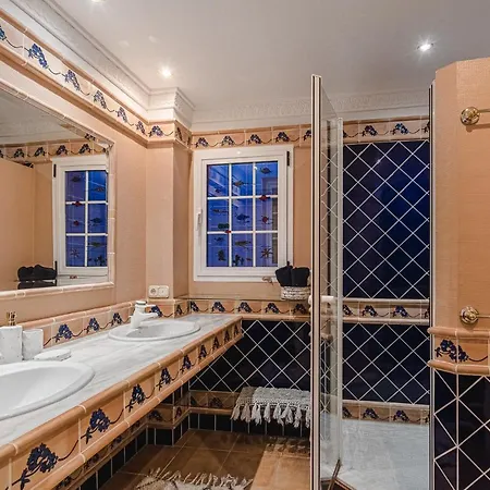 Luxury El Duque 아파트 *