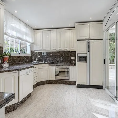 Luxury El Duque Apartment