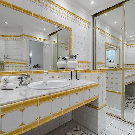 Luxury El Duque 아파트 *