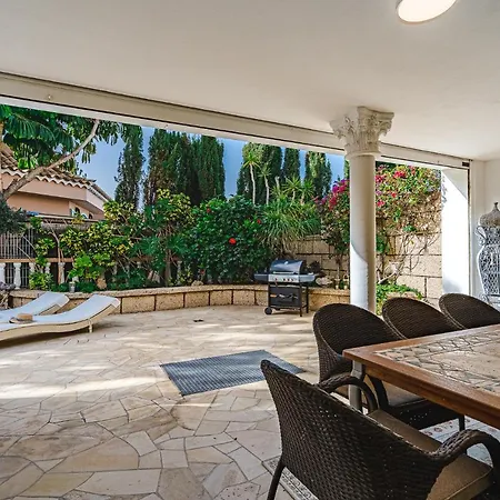 Luxury El Duque 아파트