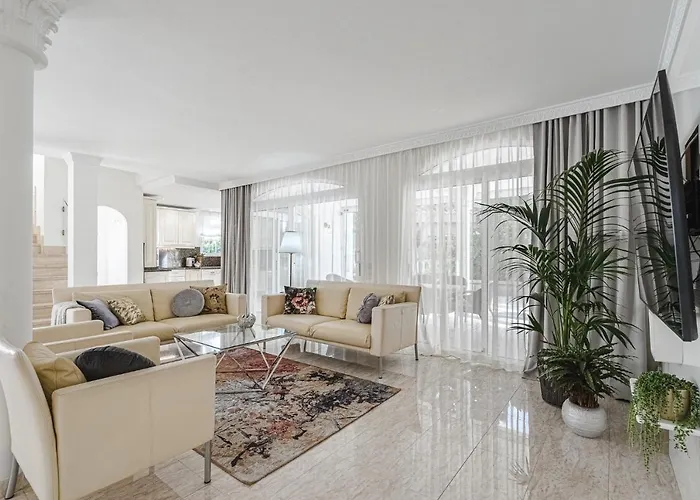 Luxury El Duque 公寓 *