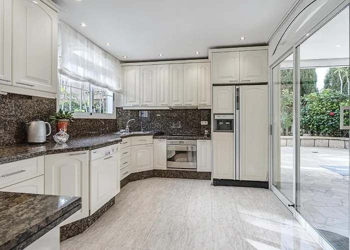 Luxury El Duque 公寓