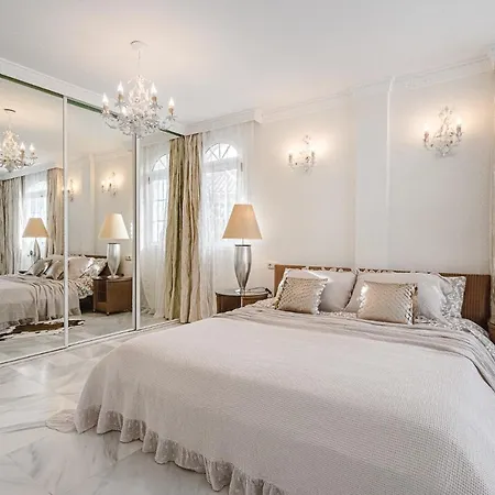 Luxury El Duque 아파트 *