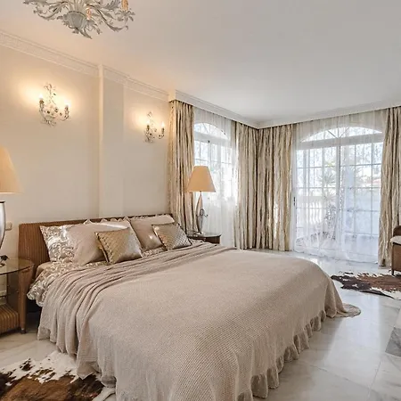 Luxury El Duque 아파트 아데제