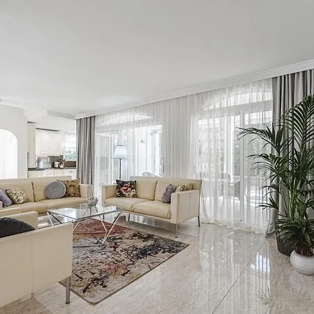 Luxury El Duque 아파트 *